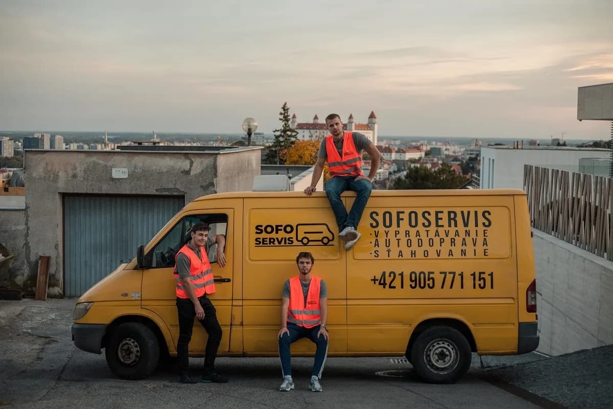 Sofoservis v začiatkoch – traja chalani pri žltej dodávke, Bratislava 2018