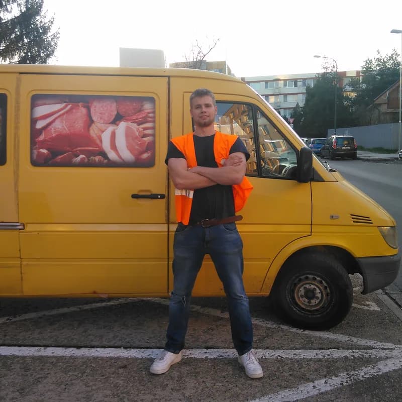 Zakladateľ Sofoservis v začiatkoch – pri žltej dodávke 2018